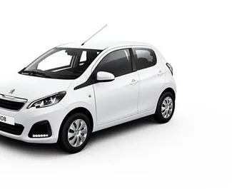 Vooraanzicht van een huurauto Peugeot 108 op Mykonos, Griekenland ✓ Auto #2279. ✓ Transmissie Handmatig TM ✓ 0 beoordelingen.