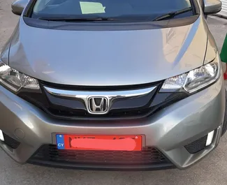 Vooraanzicht van een huurauto Honda Jazz in Paphos, Cyprus ✓ Auto #2282. ✓ Transmissie Handmatig TM ✓ 2 beoordelingen.