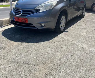 Vooraanzicht van een huurauto Nissan Note in Limassol, Cyprus ✓ Auto #2264. ✓ Transmissie Automatisch TM ✓ 1 beoordelingen.