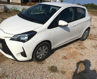 Vooraanzicht van een huurauto Toyota Yaris in Thessaloniki, Griekenland ✓ Auto #2285. ✓ Transmissie Handmatig TM ✓ 0 beoordelingen.