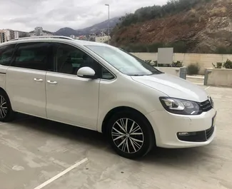 Vooraanzicht van een huurauto Volkswagen Sharan in Becici, Montenegro ✓ Auto #2266. ✓ Transmissie Automatisch TM ✓ 0 beoordelingen.