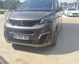 Vooraanzicht van een huurauto Peugeot Expert Traveller op de luchthaven van Antalya, Turkije ✓ Auto #2221. ✓ Transmissie Automatisch TM ✓ 0 beoordelingen.