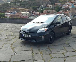 Vooraanzicht van een huurauto Toyota Prius in Tbilisi, Georgië ✓ Auto #1381. ✓ Transmissie Automatisch TM ✓ 2 beoordelingen.