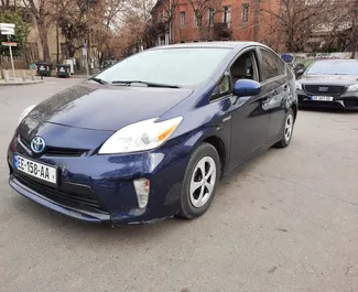 Vooraanzicht van een huurauto Toyota Prius in Tbilisi, Georgië ✓ Auto #2331. ✓ Transmissie Automatisch TM ✓ 2 beoordelingen.