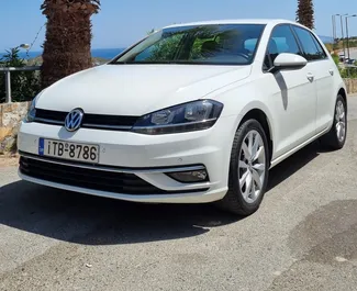 Vooraanzicht van een huurauto Volkswagen Golf 7 op Kreta, Griekenland ✓ Auto #2295. ✓ Transmissie Automatisch TM ✓ 0 beoordelingen.