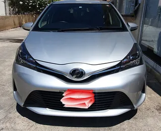 Vooraanzicht van een huurauto Toyota Vitz in Paphos, Cyprus ✓ Auto #2363. ✓ Transmissie Automatisch TM ✓ 0 beoordelingen.