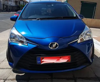 Vooraanzicht van een huurauto Toyota Vitz in Paphos, Cyprus ✓ Auto #2362. ✓ Transmissie Automatisch TM ✓ 2 beoordelingen.