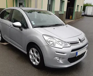 Vooraanzicht van een huurauto Citroen C3 op Kreta, Griekenland ✓ Auto #2349. ✓ Transmissie Handmatig TM ✓ 1 beoordelingen.