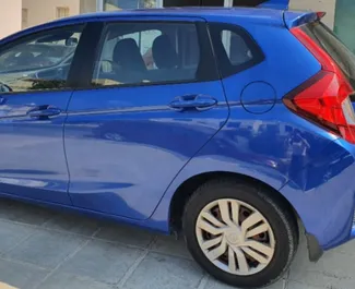 Vooraanzicht van een huurauto Honda Jazz in Paphos, Cyprus ✓ Auto #2533. ✓ Transmissie Automatisch TM ✓ 4 beoordelingen.