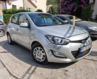 Vooraanzicht van een huurauto Hyundai i20 in Bar, Montenegro ✓ Auto #2528. ✓ Transmissie Automatisch TM ✓ 12 beoordelingen.