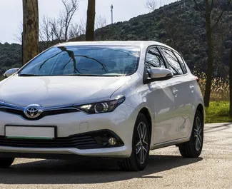 Vooraanzicht van een huurauto Toyota Auris in Becici, Montenegro ✓ Auto #2466. ✓ Transmissie Automatisch TM ✓ 1 beoordelingen.