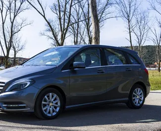 Vooraanzicht van een huurauto Mercedes-Benz B-Class in Becici, Montenegro ✓ Auto #2467. ✓ Transmissie Automatisch TM ✓ 0 beoordelingen.