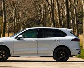 Diesel motor van 3,0L van Porsche Cayenne 2016 te huur in Becici.