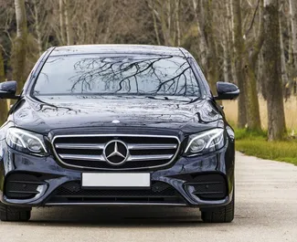 Vooraanzicht van een huurauto Mercedes-Benz E220 in Becici, Montenegro ✓ Auto #2483. ✓ Transmissie Automatisch TM ✓ 0 beoordelingen.