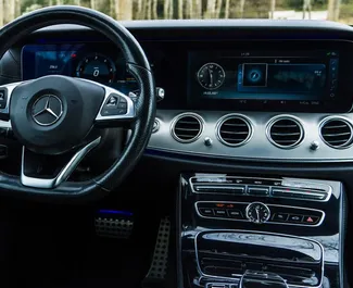 Interieur van Mercedes-Benz E220 te huur in Montenegro. Een geweldige auto met 5 zitplaatsen en een Automatisch transmissie.