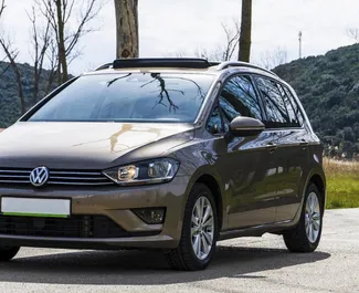 Vooraanzicht van een huurauto Volkswagen Golf Sportsvan in Becici, Montenegro ✓ Auto #2469. ✓ Transmissie Automatisch TM ✓ 0 beoordelingen.