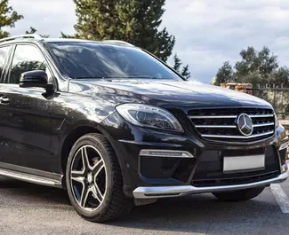 Vooraanzicht van een huurauto Mercedes-Benz ML350 in Becici, Montenegro ✓ Auto #2493. ✓ Transmissie Automatisch TM ✓ 0 beoordelingen.