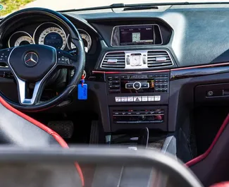 Interieur van Mercedes-Benz E-Class Cabrio te huur in Montenegro. Een geweldige auto met 2 zitplaatsen en een Automatisch transmissie.