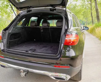 Interieur van Mercedes-Benz GLC250 te huur in Montenegro. Een geweldige auto met 5 zitplaatsen en een Automatisch transmissie.