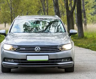 Vooraanzicht van een huurauto Volkswagen Passat Variant in Becici, Montenegro ✓ Auto #2486. ✓ Transmissie Automatisch TM ✓ 0 beoordelingen.