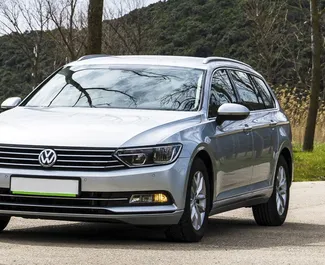 Vooraanzicht van een huurauto Volkswagen Passat Variant in Becici, Montenegro ✓ Auto #2485. ✓ Transmissie Automatisch TM ✓ 0 beoordelingen.