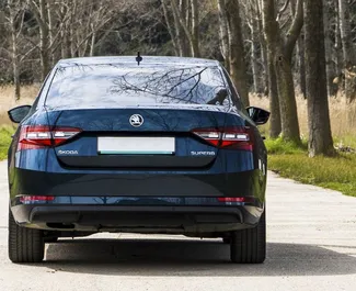 Interieur van Skoda Superb te huur in Montenegro. Een geweldige auto met 5 zitplaatsen en een Automatisch transmissie.