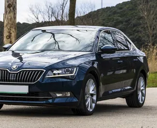 Vooraanzicht van een huurauto Skoda Superb in Becici, Montenegro ✓ Auto #2482. ✓ Transmissie Automatisch TM ✓ 1 beoordelingen.