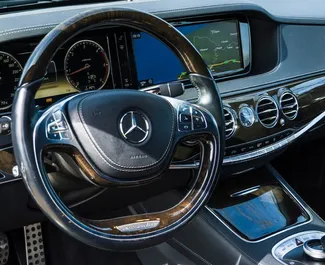 Mercedes-Benz S-Class 2015 beschikbaar voor verhuur in Becici, met een kilometerlimiet van onbeperkt.