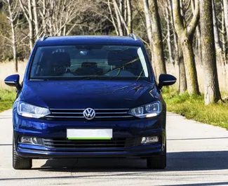 Vooraanzicht van een huurauto Volkswagen Touran in Becici, Montenegro ✓ Auto #2496. ✓ Transmissie Automatisch TM ✓ 0 beoordelingen.