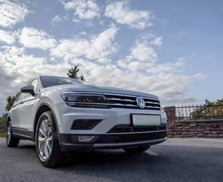 Vooraanzicht van een huurauto Volkswagen Tiguan in Becici, Montenegro ✓ Auto #2490. ✓ Transmissie Automatisch TM ✓ 0 beoordelingen.