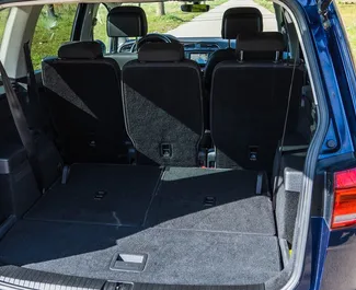 Volkswagen Touran 2016 met Vooraandrijving systeem, beschikbaar in Becici.
