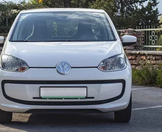 Vooraanzicht van een huurauto Volkswagen Up in Becici, Montenegro ✓ Auto #2461. ✓ Transmissie Automatisch TM ✓ 1 beoordelingen.