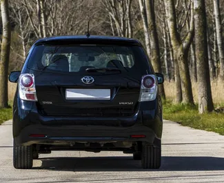 Interieur van Toyota Corolla Verso te huur in Montenegro. Een geweldige auto met 7 zitplaatsen en een Automatisch transmissie.