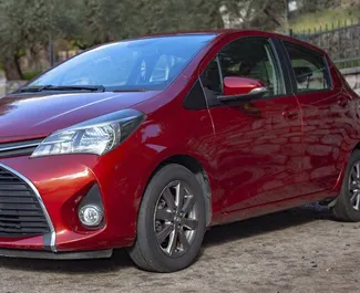 Vooraanzicht van een huurauto Toyota Yaris in Becici, Montenegro ✓ Auto #2462. ✓ Transmissie Handmatig TM ✓ 1 beoordelingen.