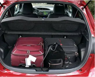 Vooraanzicht van een huurauto Toyota Yaris in Burgas, Bulgarije ✓ Auto #2419. ✓ Transmissie Handmatig TM ✓ 0 beoordelingen.