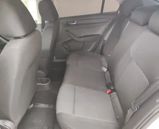 Interieur van Skoda Rapid te huur op de Krim. Een geweldige auto met 5 zitplaatsen en een Automatisch transmissie.