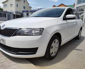 Vooraanzicht van een huurauto Skoda Rapid in Simferopol, Krim ✓ Auto #3078. ✓ Transmissie Automatisch TM ✓ 0 beoordelingen.