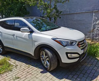 Vooraanzicht van een huurauto Hyundai Santa Fe in Simferopol, Krim ✓ Auto #3074. ✓ Transmissie Automatisch TM ✓ 0 beoordelingen.