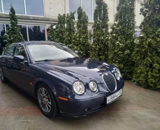 Vooraanzicht van een huurauto Jaguar S-Type in Simferopol, Krim ✓ Auto #3085. ✓ Transmissie Automatisch TM ✓ 0 beoordelingen.