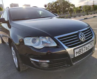 Vooraanzicht van een huurauto Volkswagen Passat Variant in Simferopol, Krim ✓ Auto #3082. ✓ Transmissie Automatisch TM ✓ 0 beoordelingen.