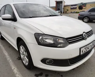 Vooraanzicht van een huurauto Volkswagen Polo Sedan in Simferopol, Krim ✓ Auto #3080. ✓ Transmissie Automatisch TM ✓ 0 beoordelingen.