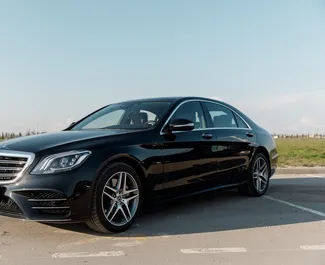 Vooraanzicht van een huurauto Mercedes-Benz S-Class in Simferopol, Krim ✓ Auto #2750. ✓ Transmissie Automatisch TM ✓ 0 beoordelingen.