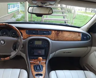 Jaguar S-Type 2010 beschikbaar voor verhuur in Simferopol, met een kilometerlimiet van onbeperkt.