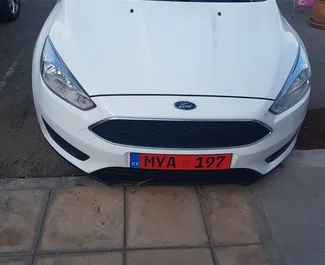 Vooraanzicht van een huurauto Ford Focus in Paphos, Cyprus ✓ Auto #2671. ✓ Transmissie Automatisch TM ✓ 2 beoordelingen.