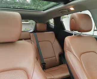 Interieur van Hyundai Santa Fe te huur op de Krim. Een geweldige auto met 5 zitplaatsen en een Automatisch transmissie.