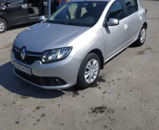 Vooraanzicht van een huurauto Renault Sandero in Simferopol, Krim ✓ Auto #3084. ✓ Transmissie Handmatig TM ✓ 0 beoordelingen.