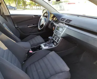 Interieur van Volkswagen Passat Variant te huur op de Krim. Een geweldige auto met 5 zitplaatsen en een Automatisch transmissie.