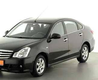 Vooraanzicht van een huurauto Nissan Almera in Kerch, Krim ✓ Auto #2745. ✓ Transmissie Automatisch TM ✓ 0 beoordelingen.