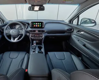 Benzine motor van 2,0L van Hyundai Santa Fe 2021 te huur in Simferopol.