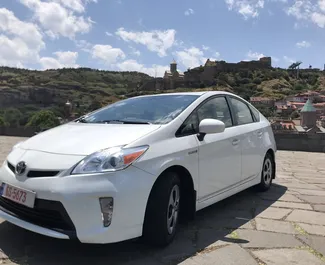 Vooraanzicht van een huurauto Toyota Prius in Tbilisi, Georgië ✓ Auto #3159. ✓ Transmissie Automatisch TM ✓ 36 beoordelingen.